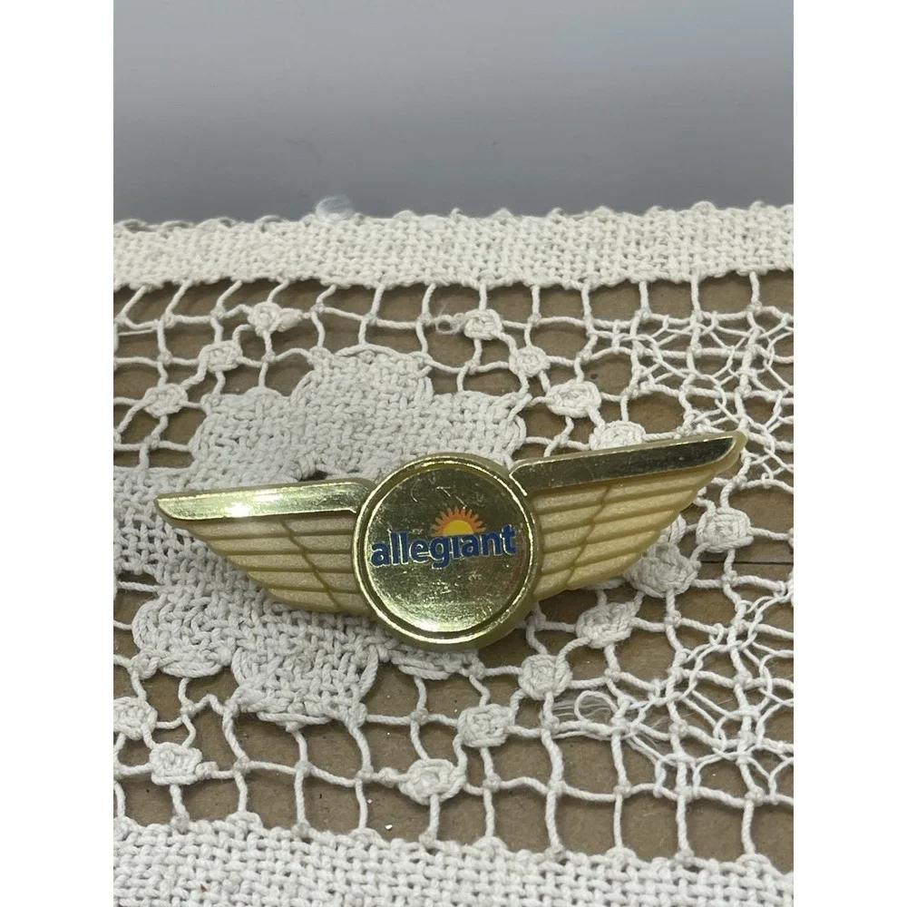Allegiant Airlines Plastic Pilot Wings Pin Brooch‎